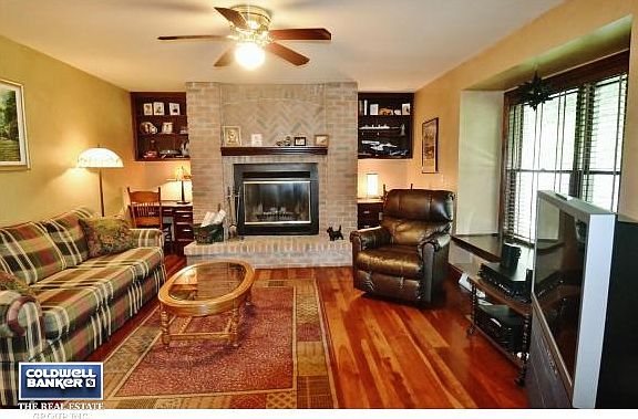 Family Room w 2nd Fireplace