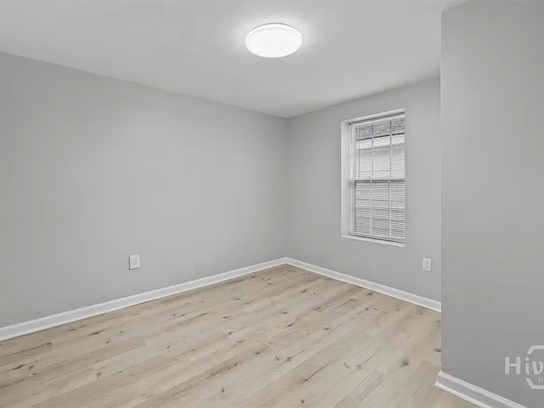 705 W 47th St — Photo 18