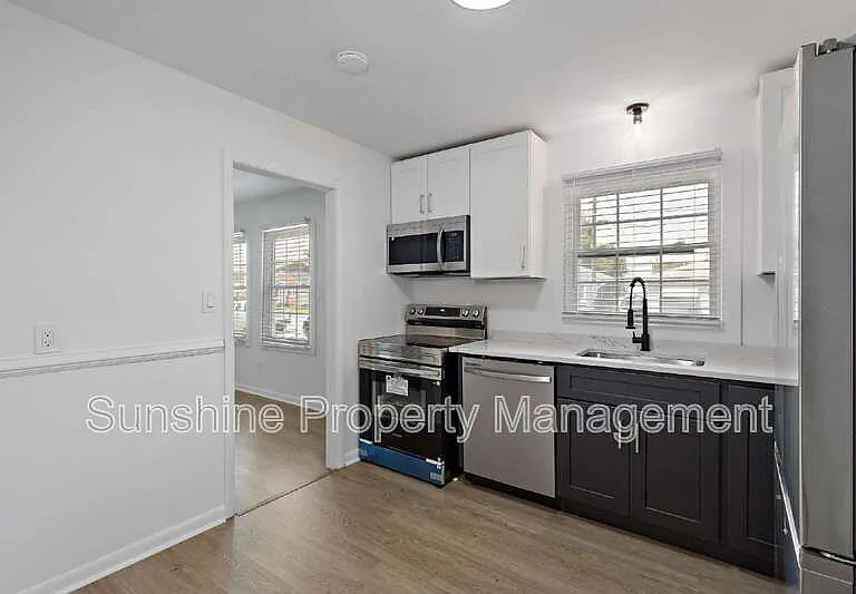 906 37th St — Photo 5