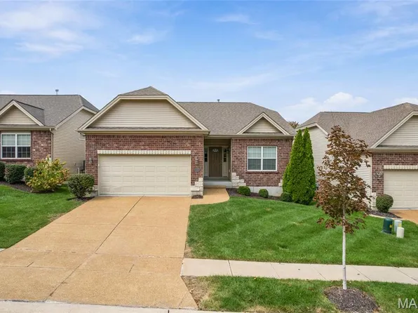 1247 Emerald Gardens Dr, Saint Peters, MO 63376