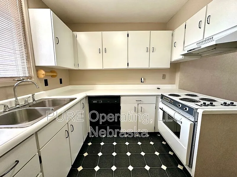 3 bed, 1.5 bath, 1338 sqft, $1,850 — Photo 3