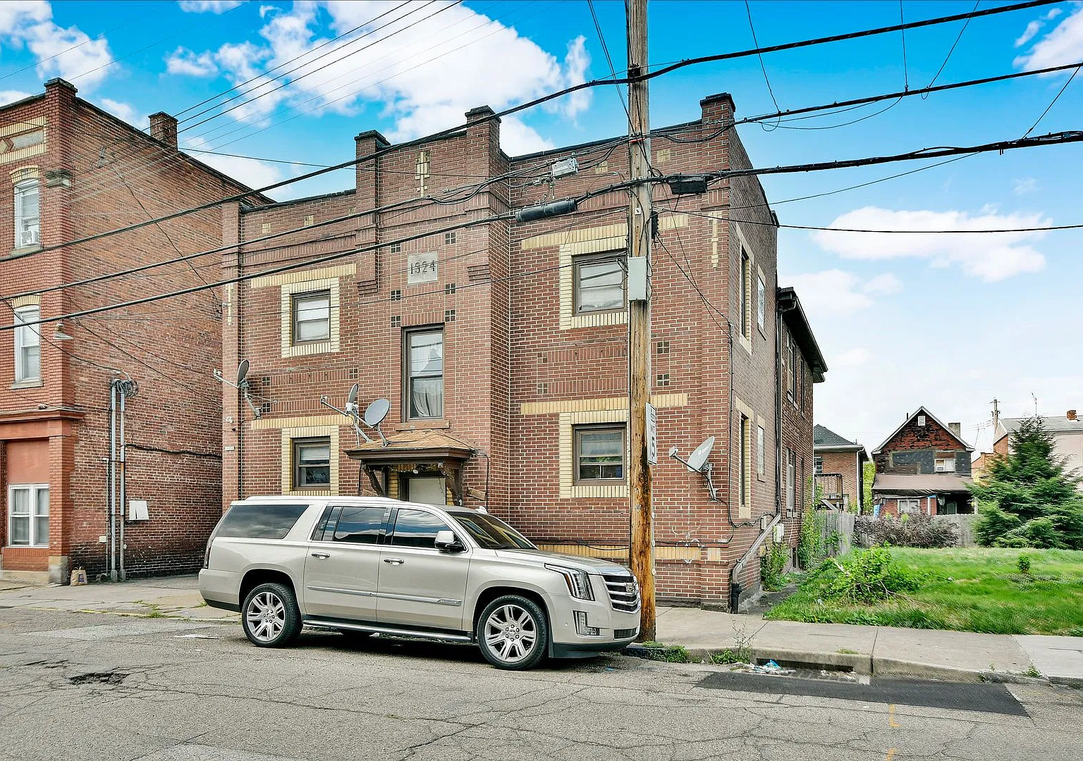 325 Ella Street — Photo 2