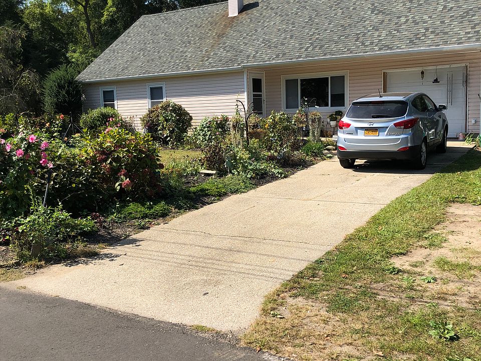1st image of 300 S Lenox Ave
