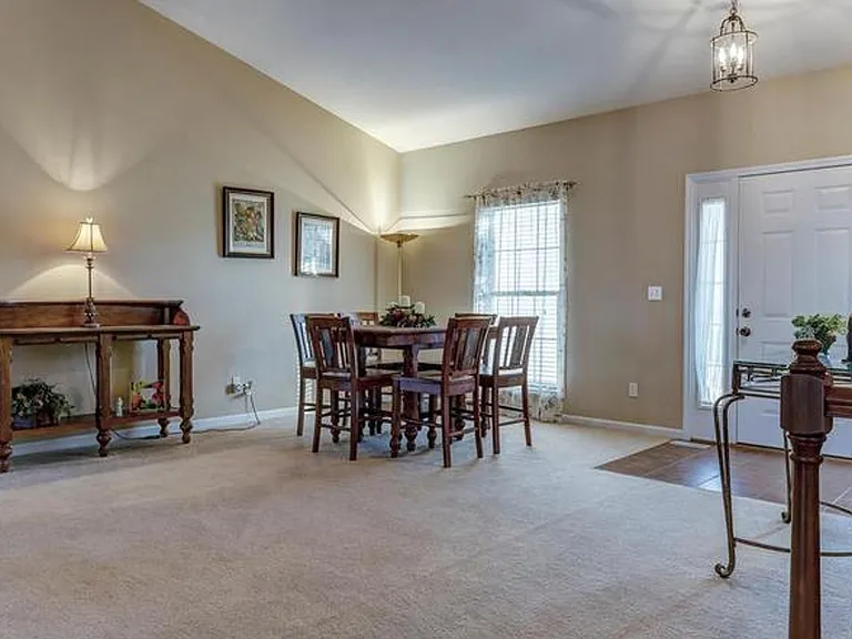 310 Royallsprings Pkwy — Photo 39
