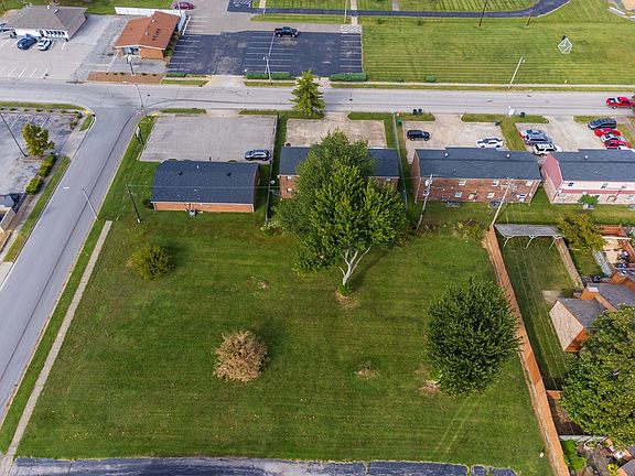 3rd image of 825 Chuck Gray Ct