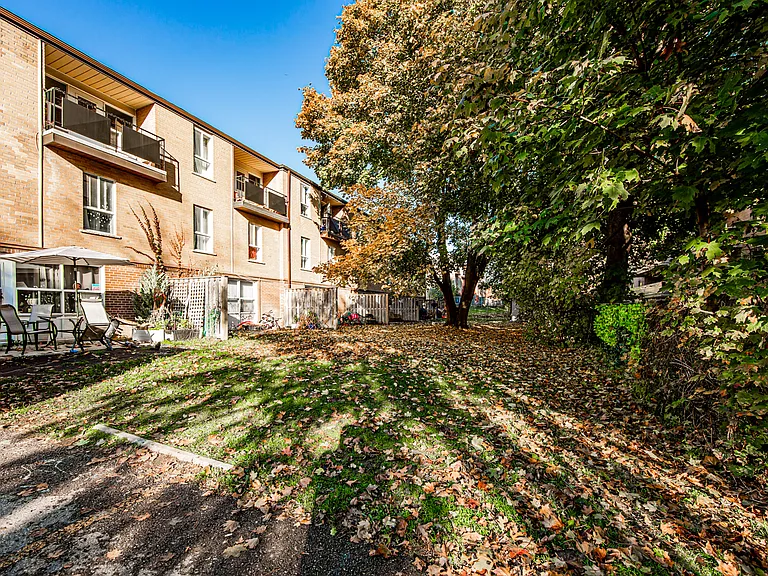 707 Dundas St W — Photo 13
