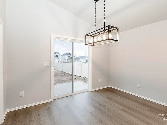 5th image of 785 SW Alpha St
