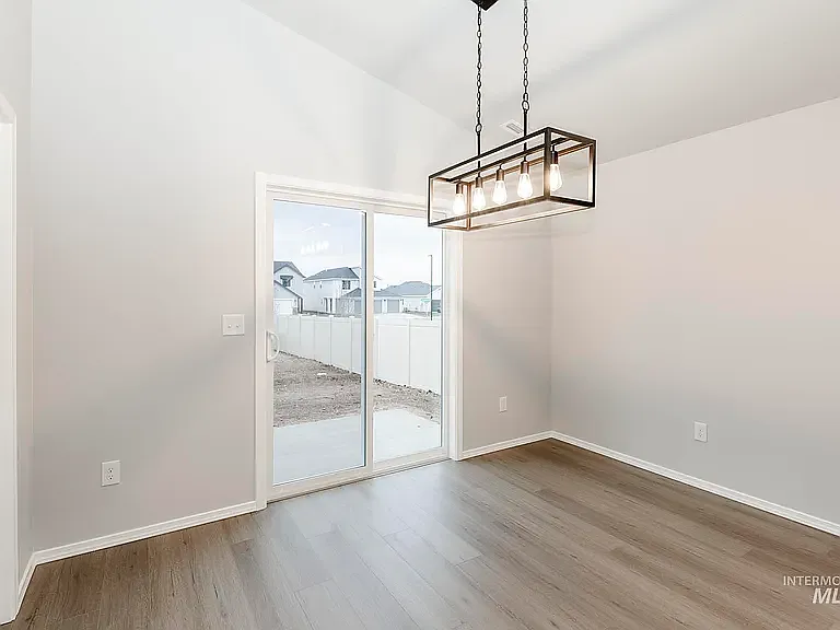 785 SW Alpha St — Photo 5