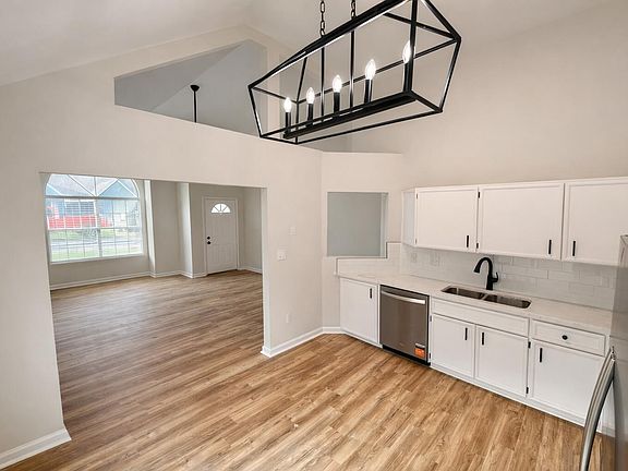 4th image of 3047 Yorktown Cir