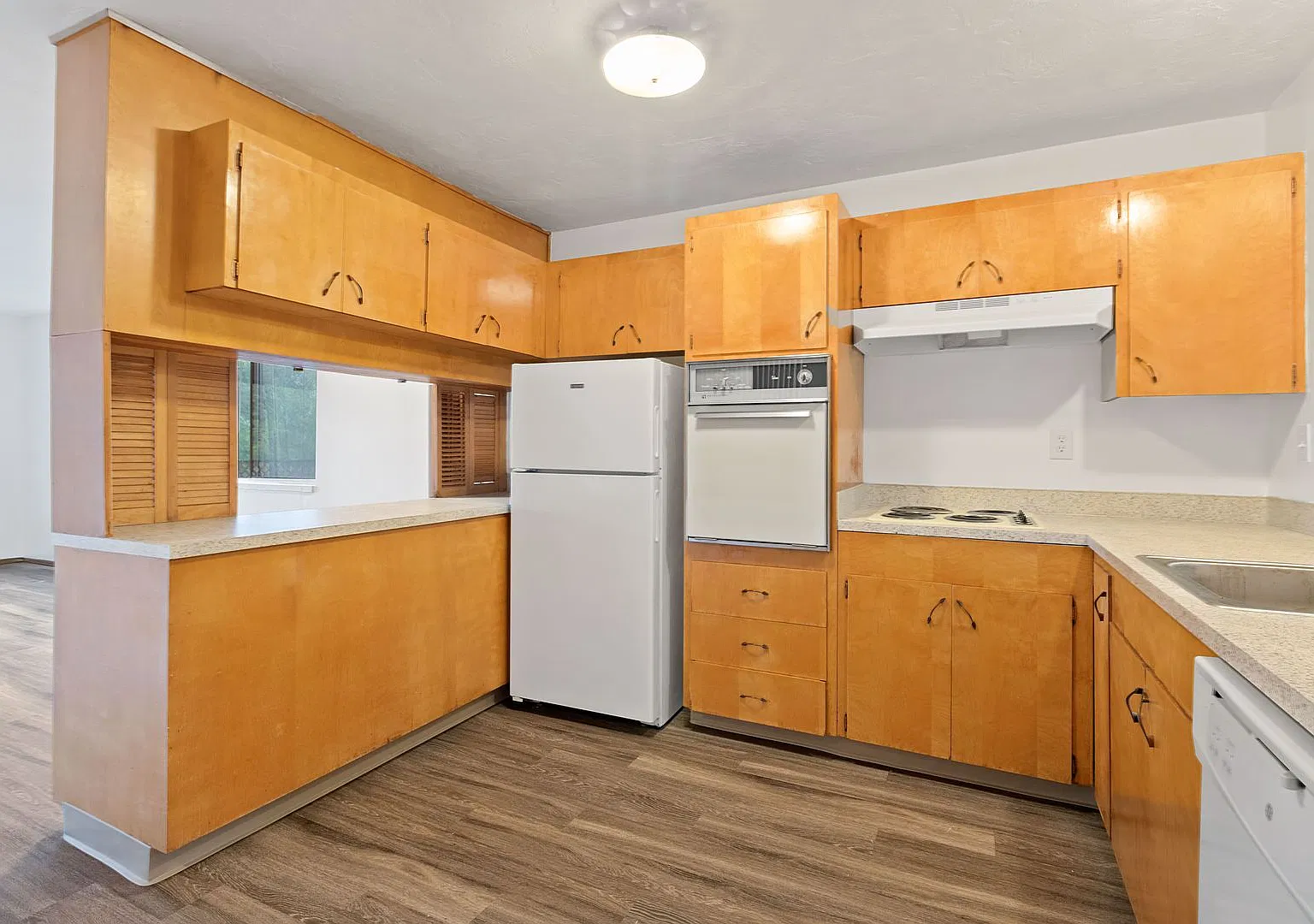 Town and Country Apartments — Photo 1