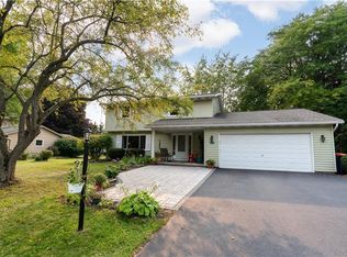 689 Shadowwood Ln, Webster, NY 14580