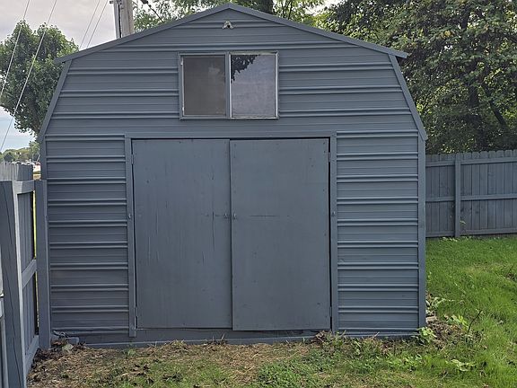 4th image of 445 Tulip Dr