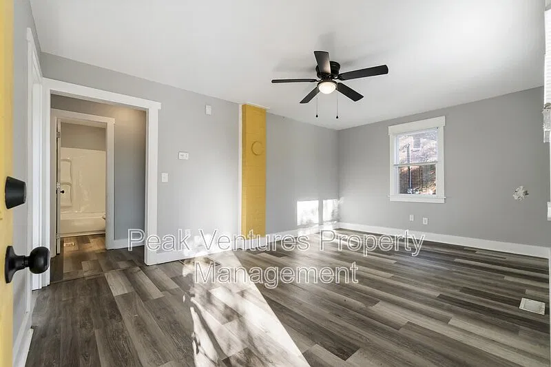 2 bed, 1.0 bath, 720 sqft, $1,300 — Photo 2