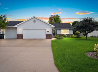 2339 Deer Prairie Dr, Neenah, WI 54956