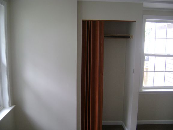 front bedroom 9' x 10.5 '