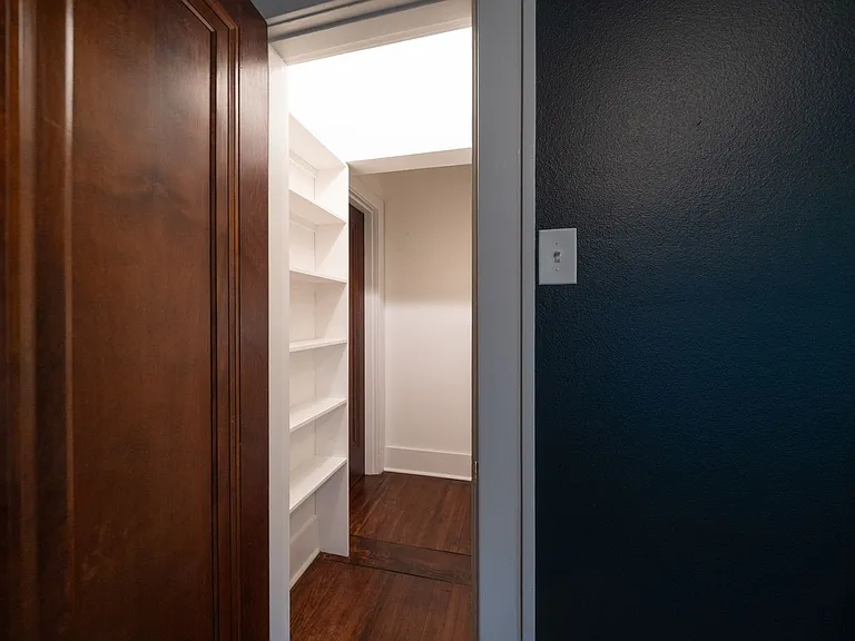 1431 Skyline Dr N — Photo 29