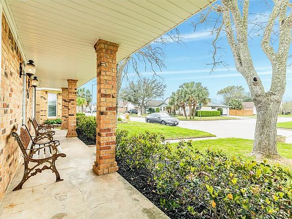 3rd image of 19 Campeche Cir
