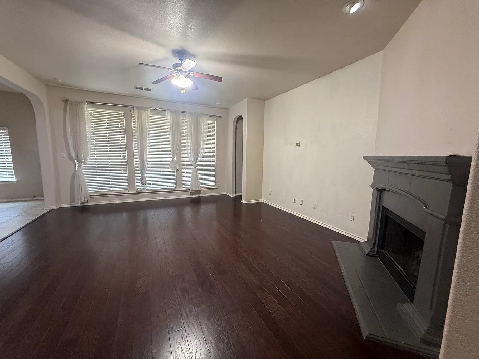 4 bed, 2272 sqft, $2,500 — Photo 3
