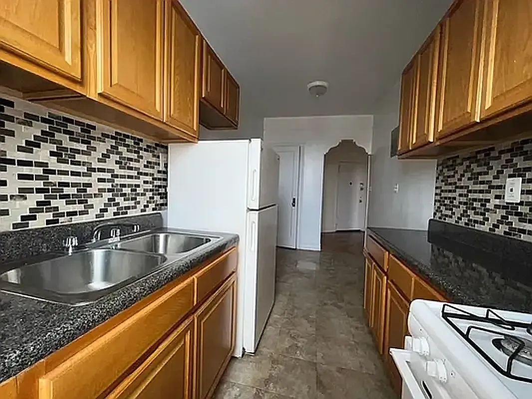 2626 Kings Highway — Photo 3