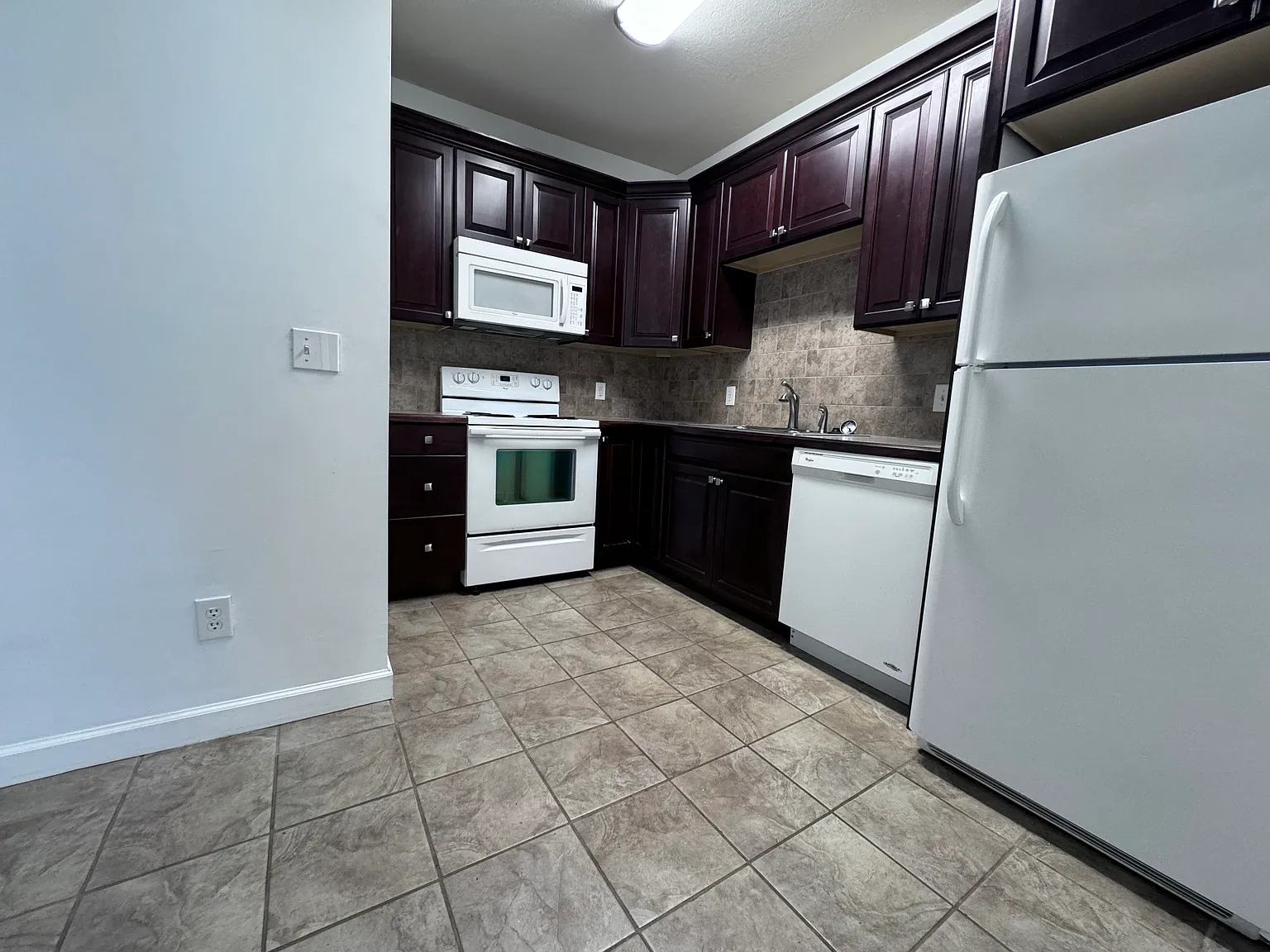 2 bed, 832 sqft, $1,100 — Photo 2