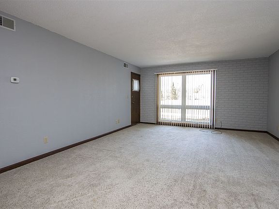 5th image of 211 Southbrooke Dr APT 1