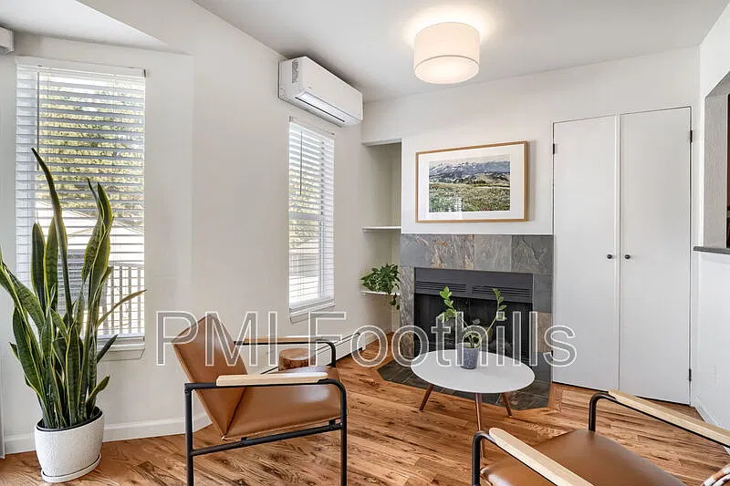 3 bed, 3.0 bath, 1646 sqft, $2,727 — Photo 2