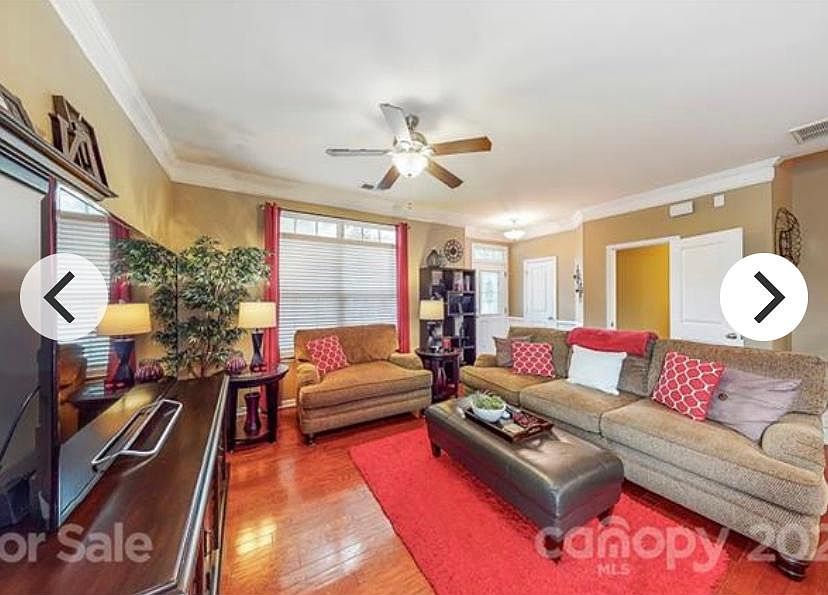 Spacious,Open floor plan Living area