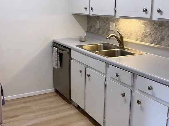 2nd image of 305 Menlo Dr #305