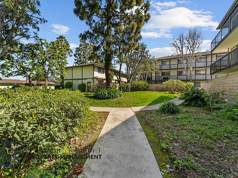 9842 Hamilton Ave. — Photo 3