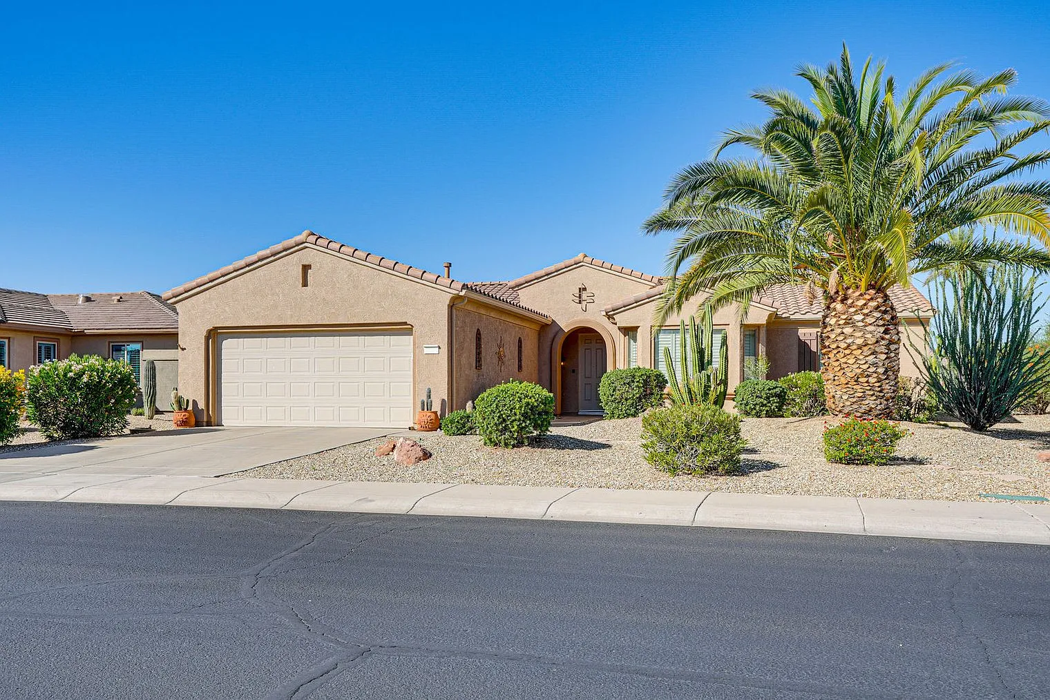 3 bed, 2.0 bath, 1894 sqft, $3,896 — Photo 4
