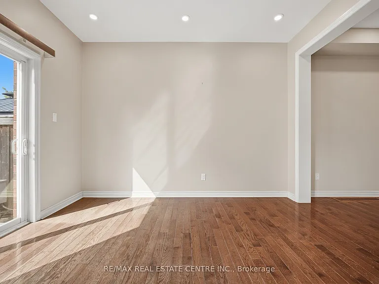 366 Hobbs Cres — Photo 15