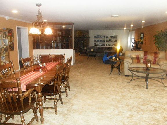 DINING/LIVINGROOM COMBO