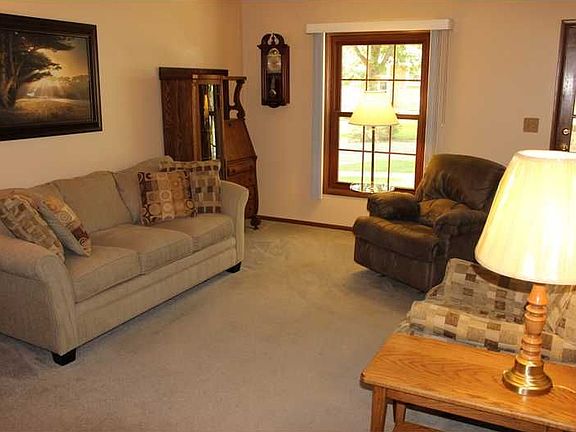 4th image of 288 Sussex Dr NE