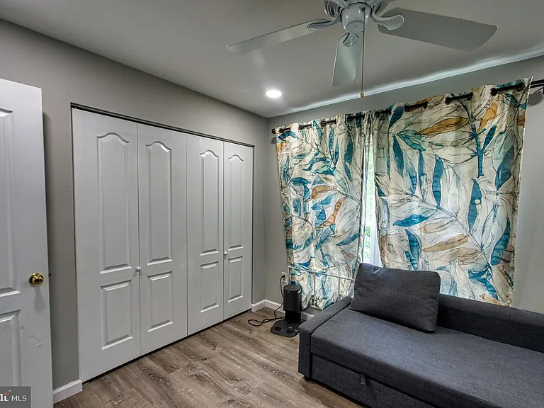139 Mallard Dr W — Photo 32