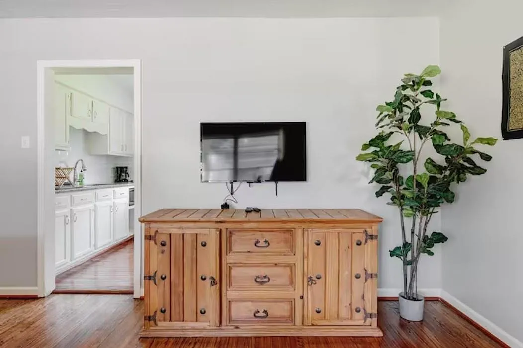 3 bed, 1.0 bath, 1213 sqft, $1,600 — Photo 3