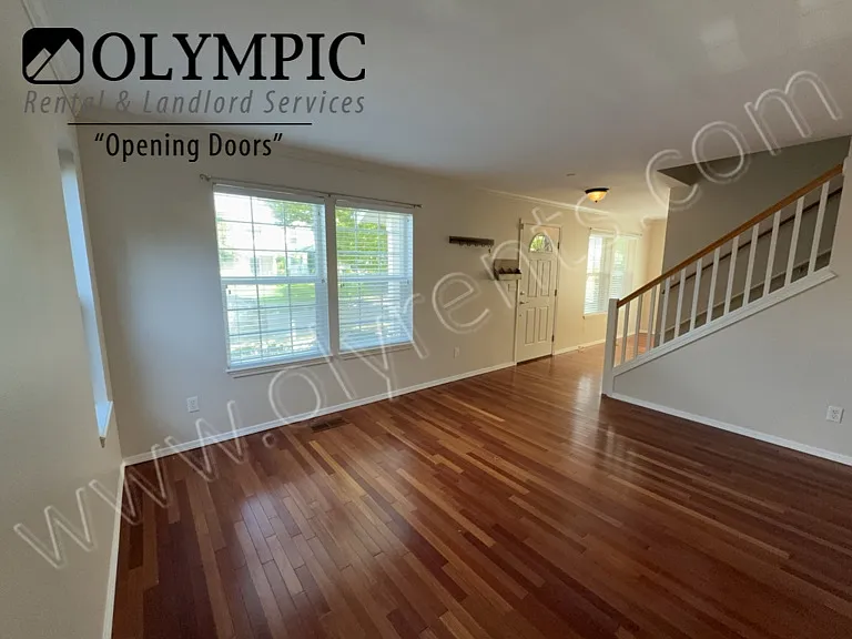 4 Bedroom + Bonus room + easy commute to JBLM — Photo 2