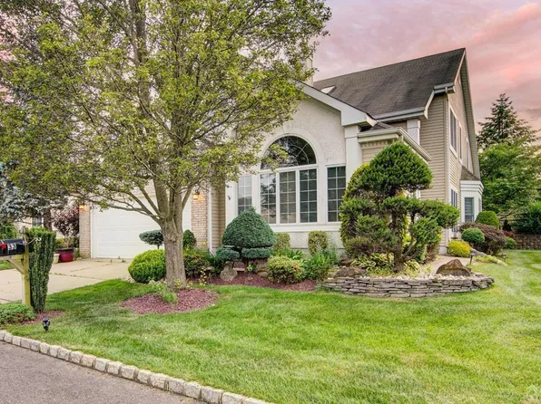 33 Sherwood Dr, Monroe Township, NJ 08831