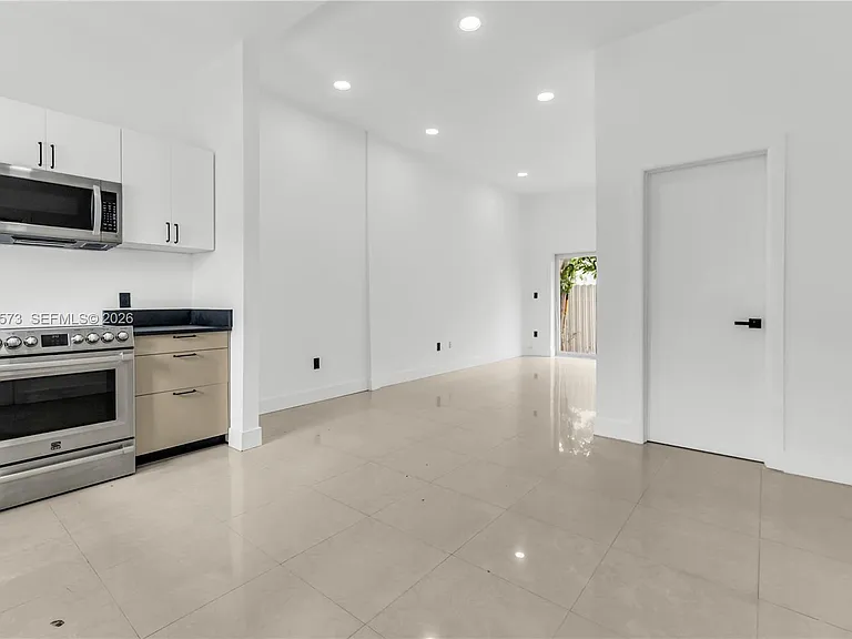 1011 SW 7th St #2 — Photo 15