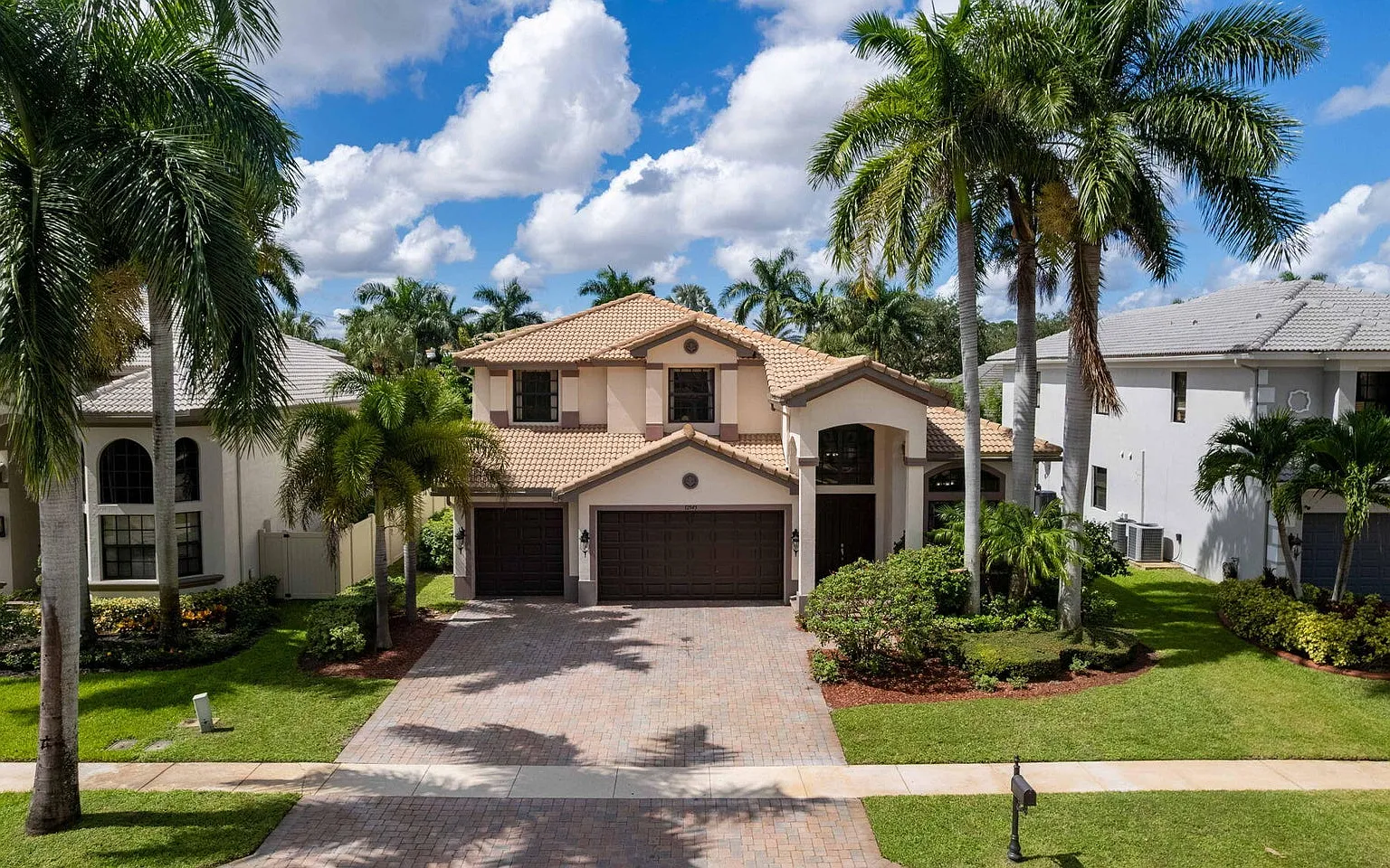 5 bed, 3379 sqft, $4,900 — Photo 1