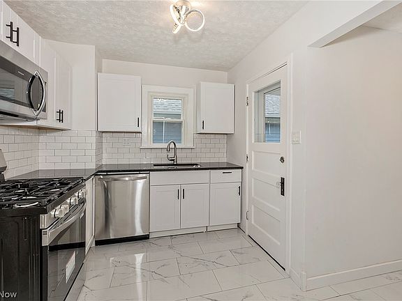 4th image of 1049 Pembrook Rd