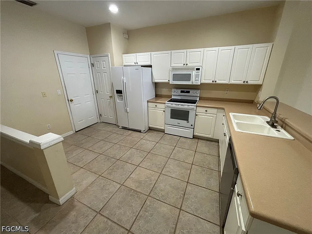 3 bed, 2.5 bath, 1634 sqft, $1,800 — Photo 3