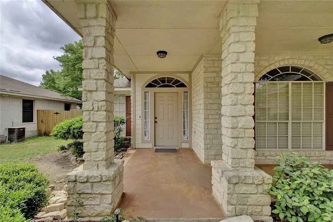 4 bed, 2.0 bath, 2046 sqft, $2,100 — Photo 4