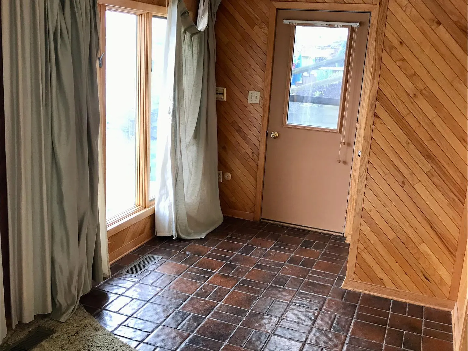 1 bed, 1.5 bath, 576 sqft, $1,345 — Photo 4