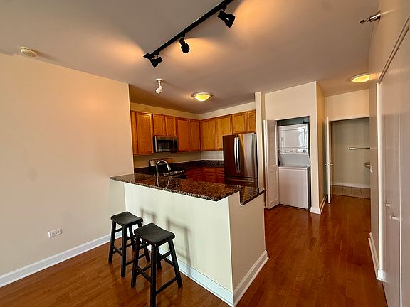4th image of 1600 S Prairie Ave #1006