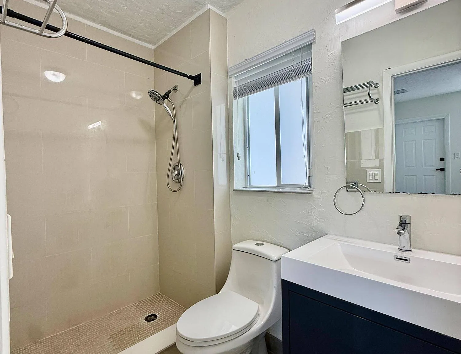 Studio, 1.5 bath, 300 sqft, $1,250 — Photo 3