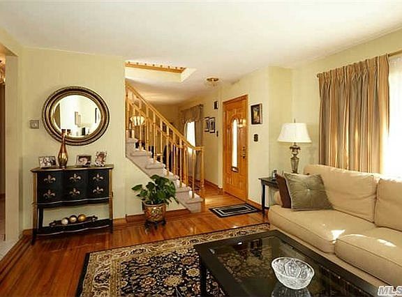2nd image of 44 Brisbane St