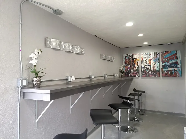 West Adams Studio Apartments — Photo 30