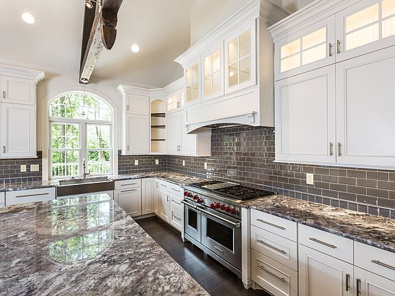 3rd image of 8 Villa Coublay Dr