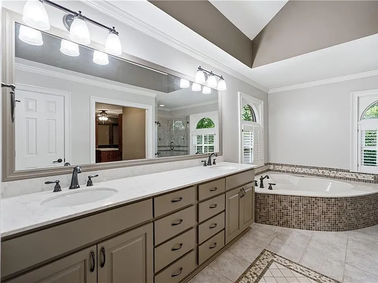 5525 Hampstead Way — Photo 36