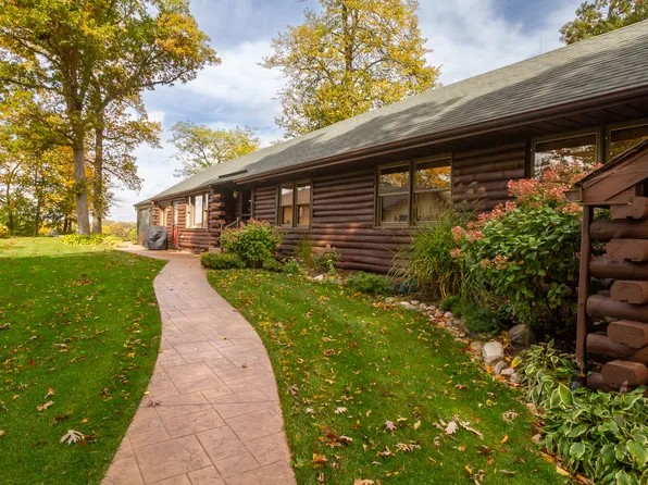 807 Lake Holiday Dr, Sandwich, IL 60548